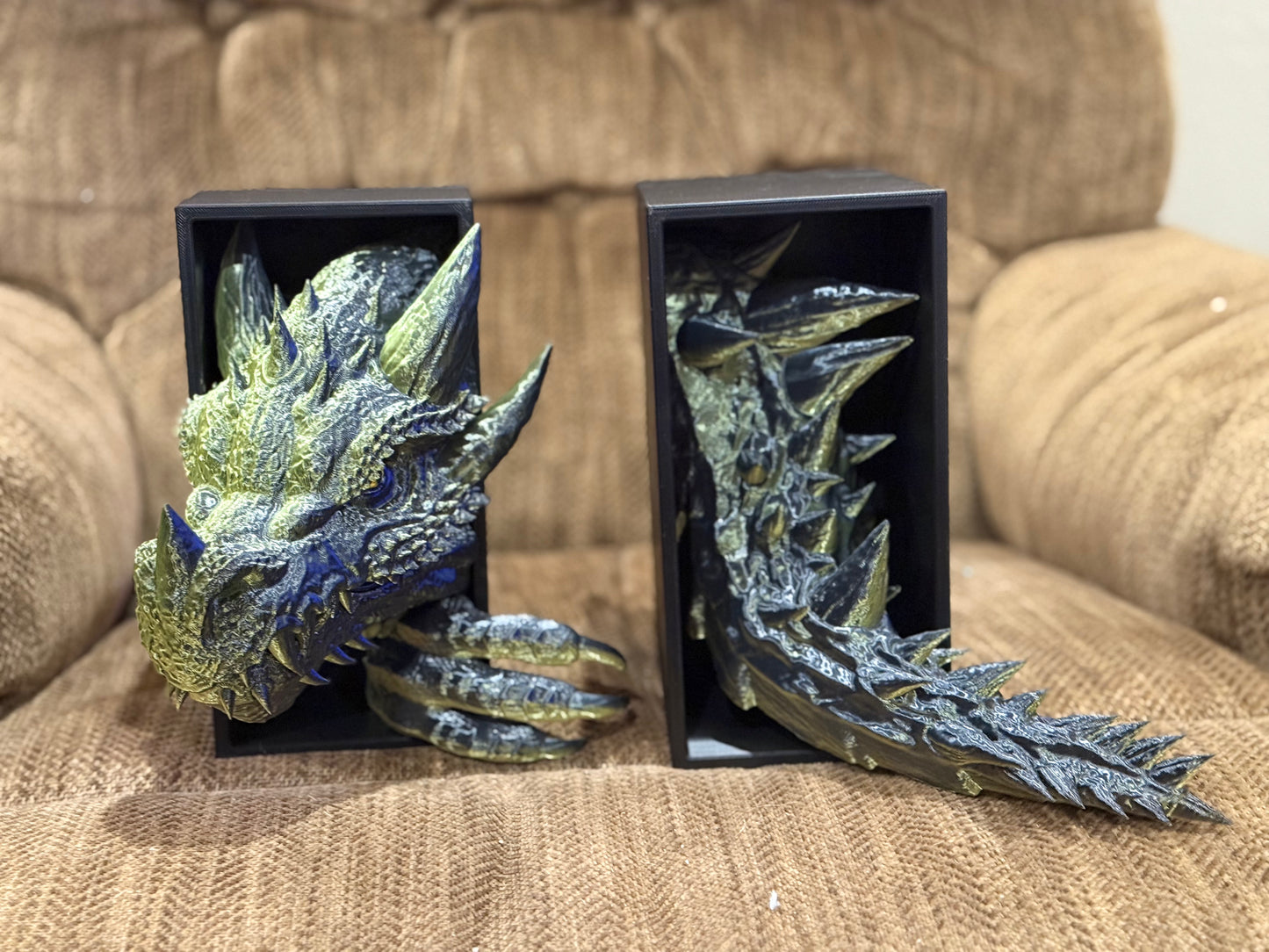 Emerging Dragon 2pc Book Nook Set